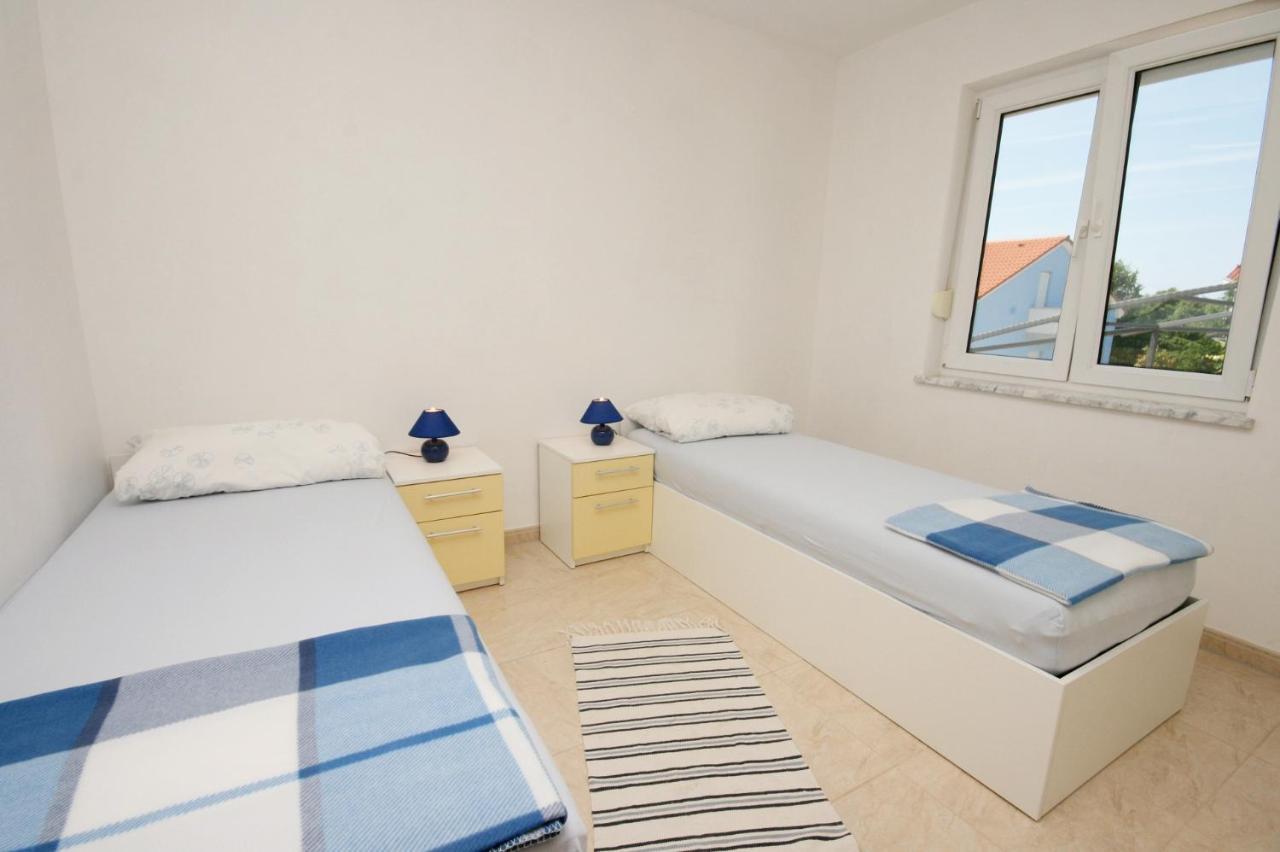 Apartments With A Parking Space Pinezici, Krk - 5464 Pinezici (Krk)