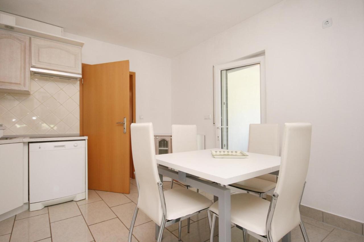 Apartments With A Parking Space Pinezici, Krk - 5464 Apartment Pinezici (Krk)